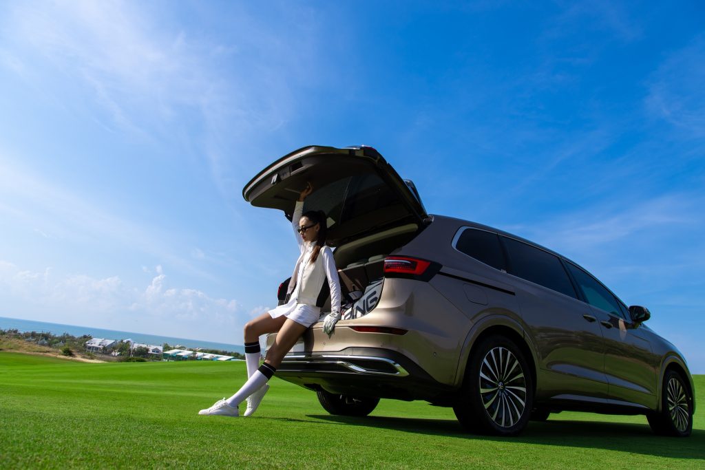 Volkswagen Viloran cạnh người mẫu chơi Goft.
